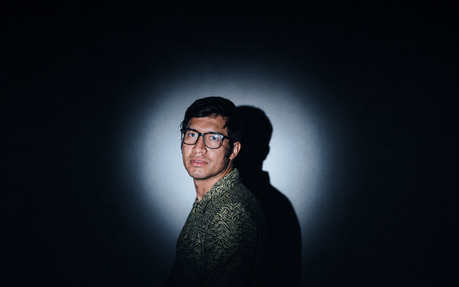 Retrato de Vendetta con fondo oscuro